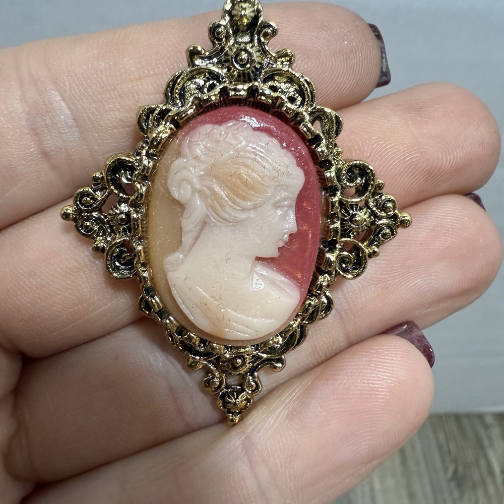 Vintage Gerry's Faux Shell‎ Cameo Ornate Gold Tone Brooch or Pendant